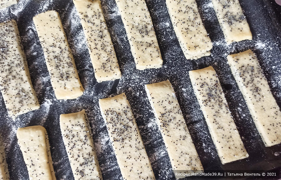 Песочно-слоёное печенье – фото шаг 12. Выложить печенье на противень, присыпанный мукой