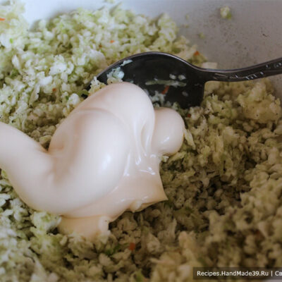 Салат с редькой и редисом – фото шаг 4. Добавить соль, перец, чеснок, майонез, перемешать