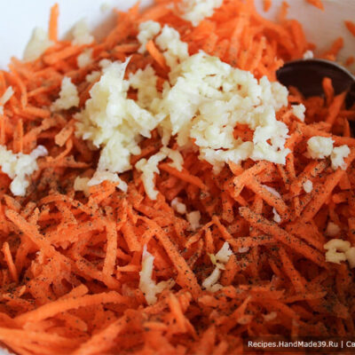Салат с редькой и редисом – фото шаг 5. Морковь вымыть, натереть на средней тёрке