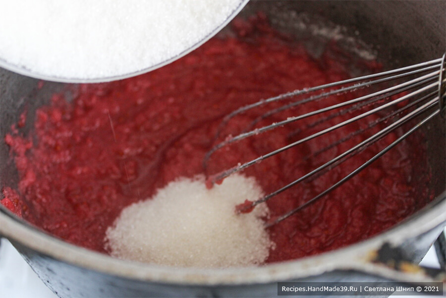 Зефир из красной смородины – фото шаг 6. Довести до кипения и дождиком ввести сахар. Снова довести до кипения и варить 3,5-4 минуты до температуры 103-104 °C