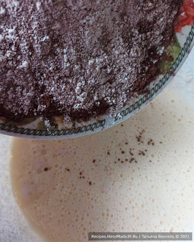 Шоколадный торт с черничным муссом – фото шаг 3. Добавить сухие ингредиенты в яичную массу, перемешать лопаткой