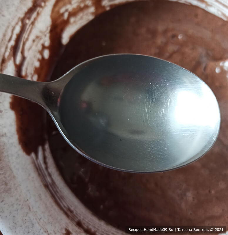 Шоколадный торт с черничным муссом – фото шаг 4. Влить 3 ст. л. кипятка, перемешать