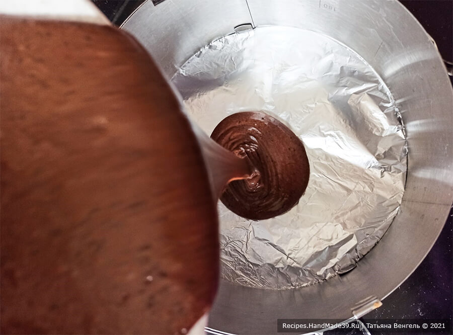 Шоколадный торт с черничным муссом – фото шаг 5. В форму вылить тесто