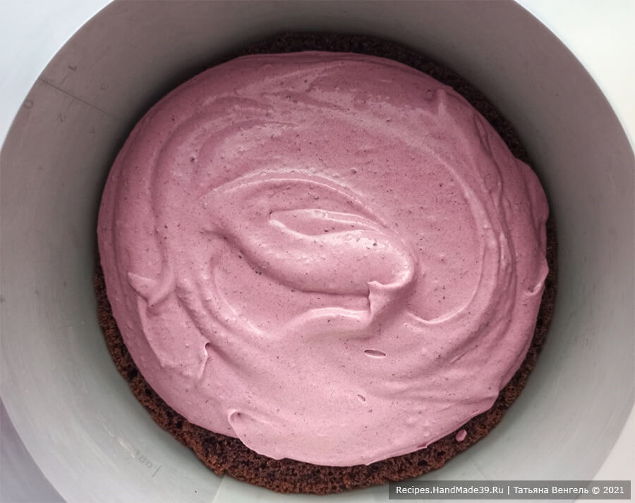 Шоколадный торт с черничным муссом – фото шаг 13. Кольцо установить на блюдо, обернуть плёнкой изнутри, уложить корж, выложить половину черничного мусса
