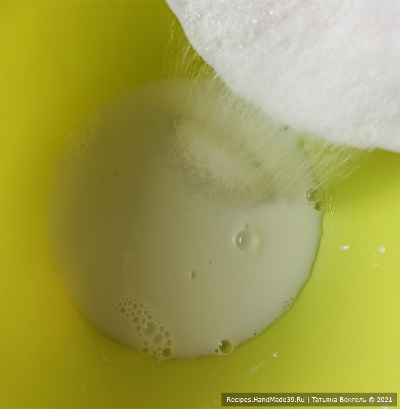 Булочки с творожной начинкой – фото шаг 1. Соединить тёплое молоко и сахар. Хорошо перемешать