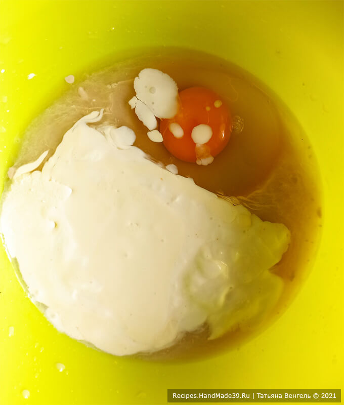 Булочки с творожной начинкой – фото шаг 3. Добавить сметану, яйца, щепотку соли. Хорошо перемешать