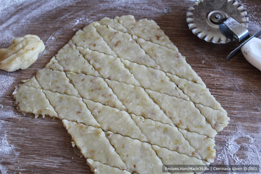 Луковые крекеры – фото шаг 9. Раскатать тесто тонко, нарезать печенье (или выдавить формочкой)