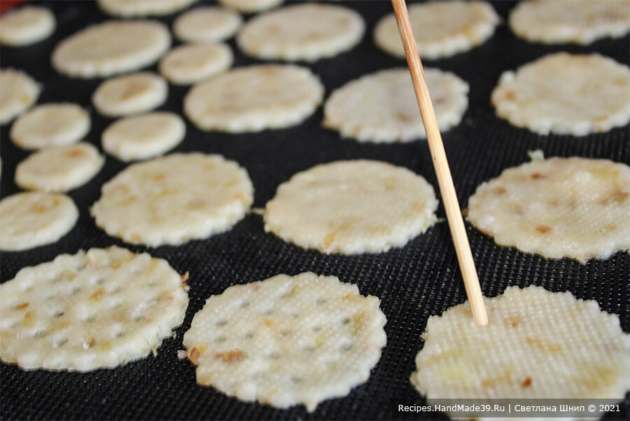Луковые крекеры – фото шаг 10. Проткнуть каждый нарезанный крекер палочкой или вилкой