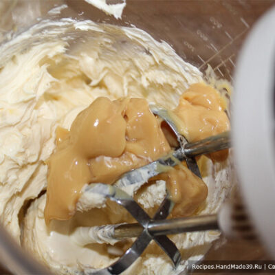 Конфеты «Птичье молоко» – фото шаг 1. Соединить сливочное масло, варёную сгущёнку и какао-порошок для приготовления крема