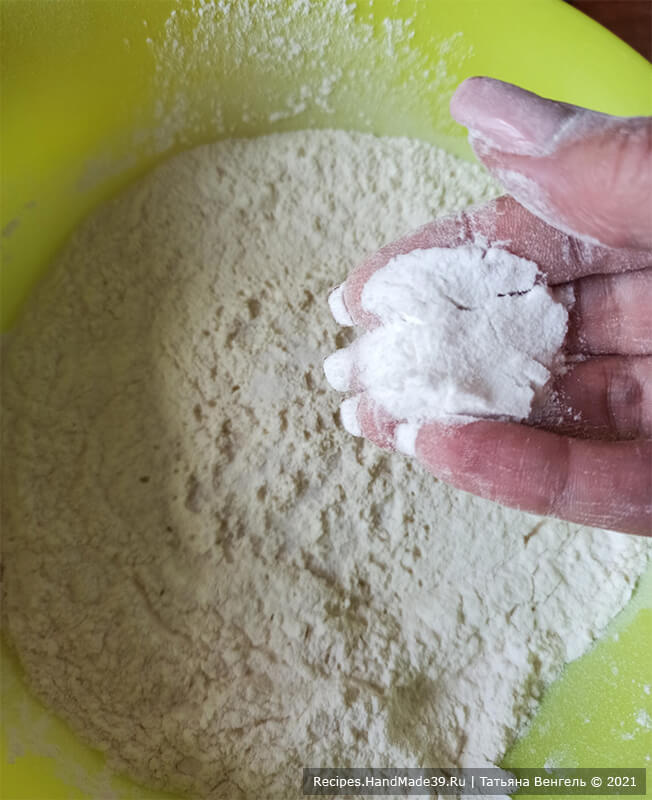 Вареники на кислом молоке – фото шаг 1. Как приготовить тесто. В миску насыпать муку, добавить соду, щепотку соли, перемешать