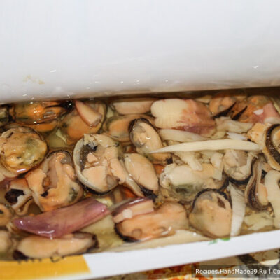 Винегрет с морепродуктами – фото шаг 6. Слить масло в отдельную посуду. Морепродукты добавить к овощам, перемешать