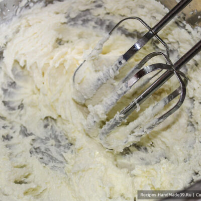 Пирожные «Корзиночки» с белково-заварным кремом – фото шаг 2. К мягкому сливочному маслу добавить сахар и слегка пробить миксером