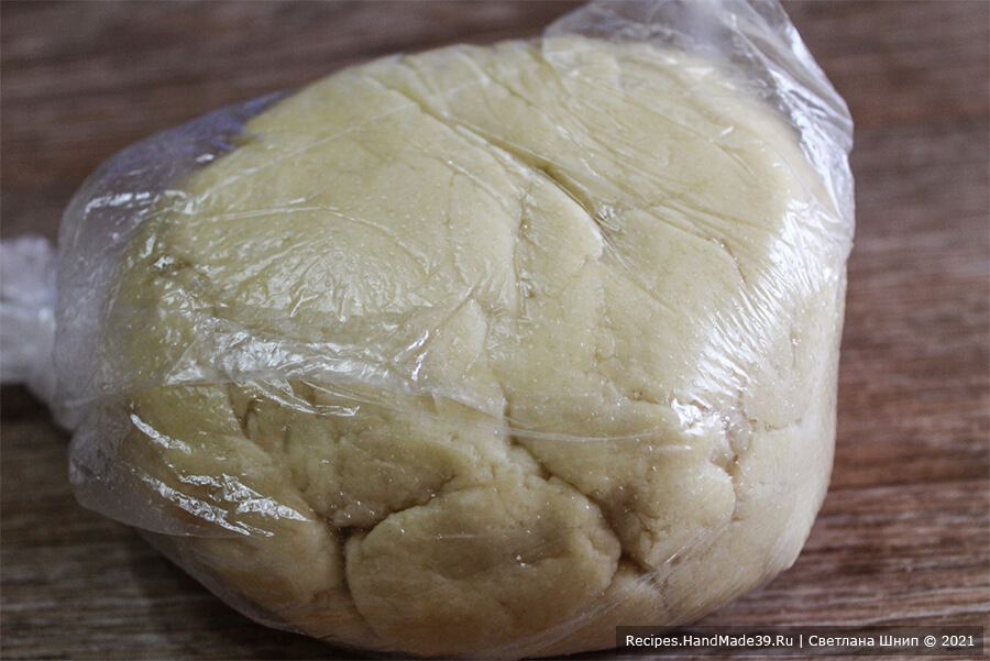 Пирожные «Корзиночки» с белково-заварным кремом – фото шаг 6. Замесить тесто, положить его в пакет, убрать в холодильник на 30 минут