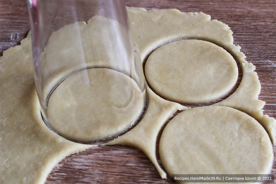 Пирожные «Корзиночки» с белково-заварным кремом – фото шаг 7. Тесто раскатать, вырезать кружки для удобства