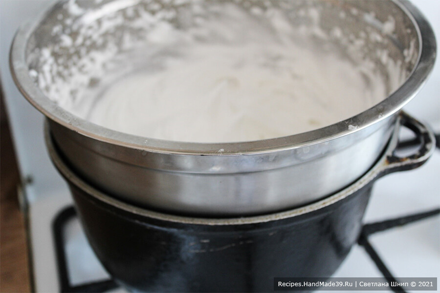 Пирожные «Корзиночки» с белково-заварным кремом – фото шаг 12. Поставить массу на водяную баню и взбивать миксером 10-15 мин