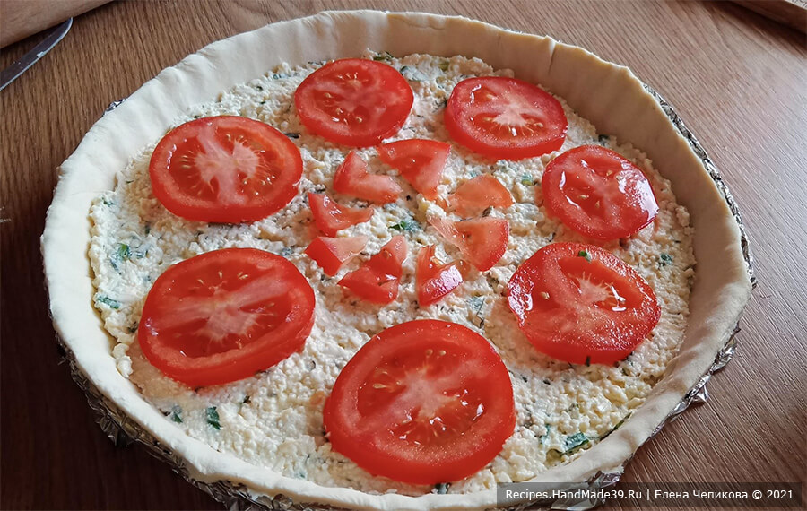 Пирог с творогом и помидорами – фото шаг 8. Помидоры вымыть, нарезать тонкими кружочками. Выложить кружочки на начинку