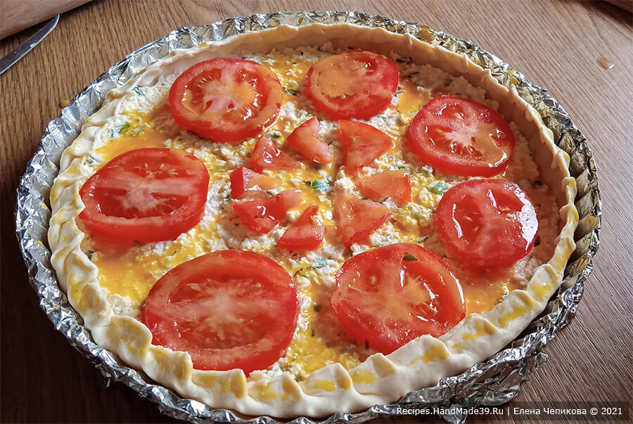 Пирог с творогом и помидорами – фото шаг 9. Смазать начинку яичным желтком. Бортики защипать