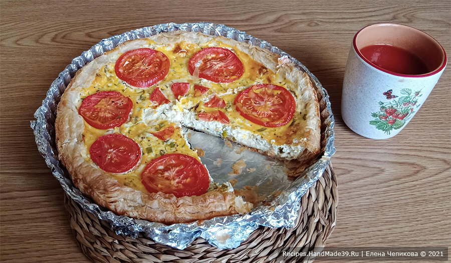 Пирог с творогом и помидорами – фото шаг 10. Выпекать пирог в духовке, предварительно разогретой до температуры 180 °C, около 30 минут. Приятного аппетита!