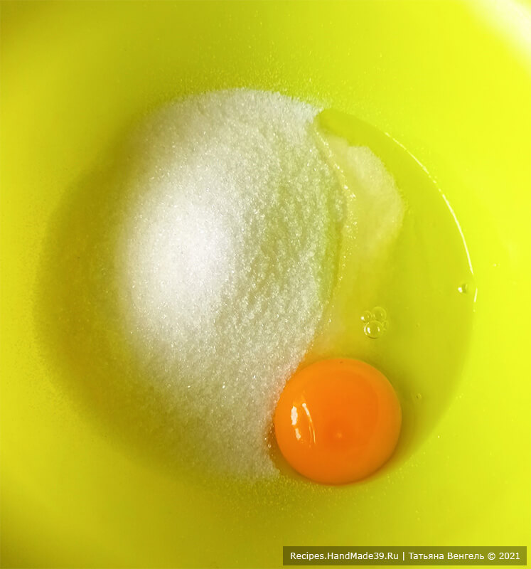 Кекс на кефире – фото шаг 1. Яйцо соединить с сахаром