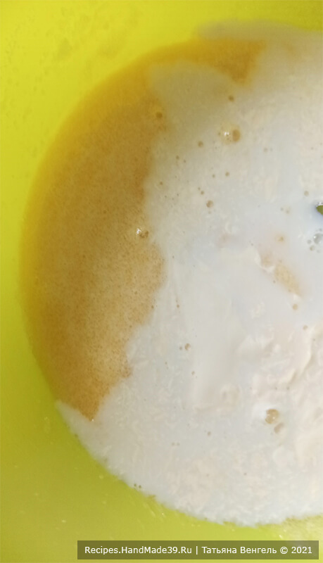 Кекс на кефире – фото шаг 2. Влить в яичную смесь кефир