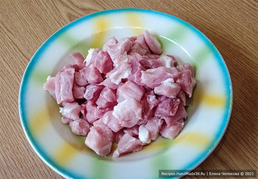 Жаренка со свининой – фото шаг 1. Свиную вырезку нарезать небольшими кусочками
