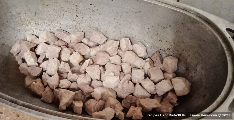 Жаренка со свининой – фото шаг 5. Свинину обжарить в растительном масле, выложить в сотейник