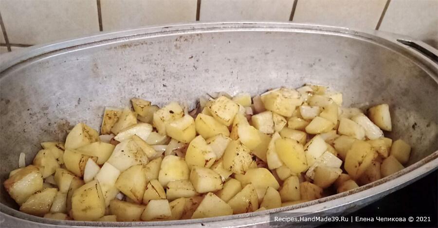 Жаренка со свининой – фото шаг 7. Картофель обжарить в растительном масле, выложить в сотейник на лук