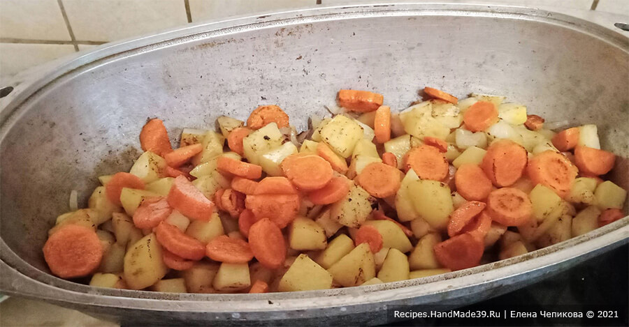 Жаренка со свининой – фото шаг 8. Морковь обжарить в растительном масле, выложить в сотейник на картофель