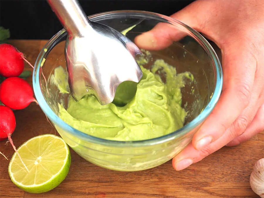 Томатный холодник Гаспачо – фото шаг 6. Пюрировать авокадо с соком лайма и солью в чаше блендера