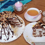 Торт из пряников и бананов со сметанным кремом и орехами