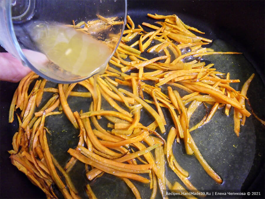 Салат по-мароккански – фото шаг 2. Морковь вымыть, очистить, нарезать соломкой, обжарить на растительном масле в течение 5 минут