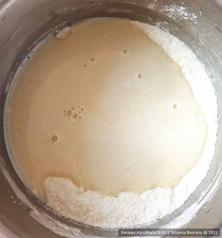 Творожный торт с заварным кремом – фото шаг 9. Приготовление крема: соединить в сотейнике муку, крахмал, сахар и ванильную эссенцию. Залить смесь молоком