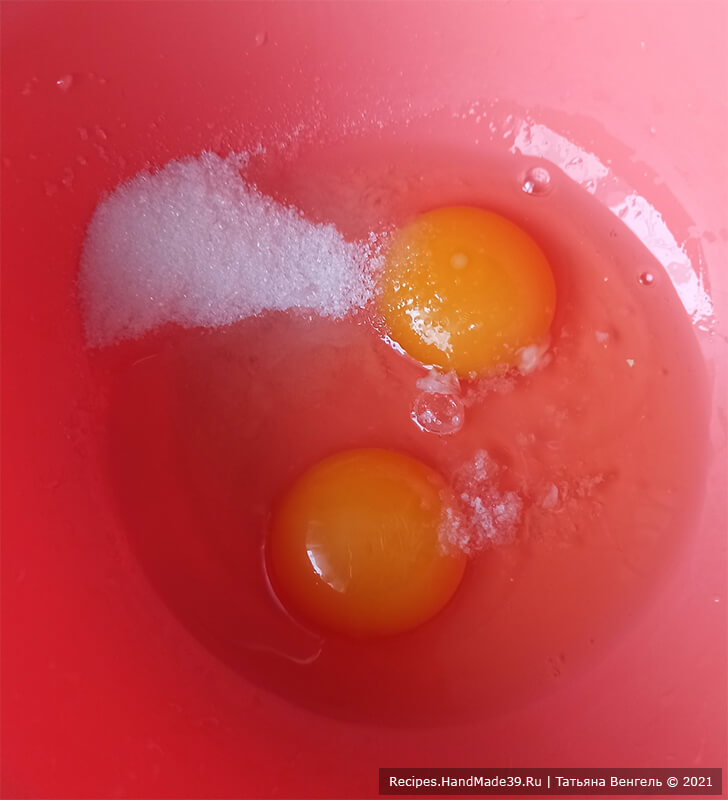 Блинчики на молоке и воде – фото шаг 1. Яйца смешать с сахаром и солью