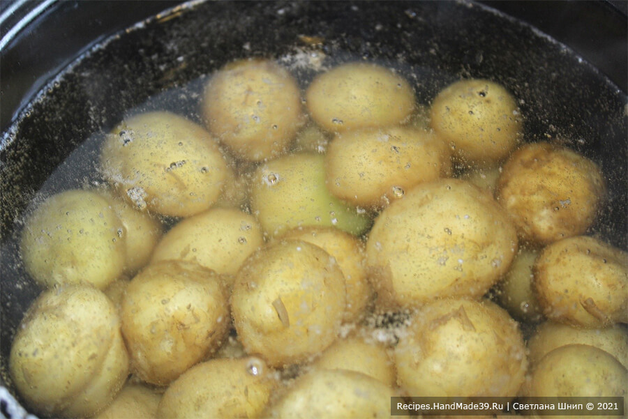 Картофель по-португальски – фото шаг 1. Молодой картофель тщательно промыть, отварить в мундире