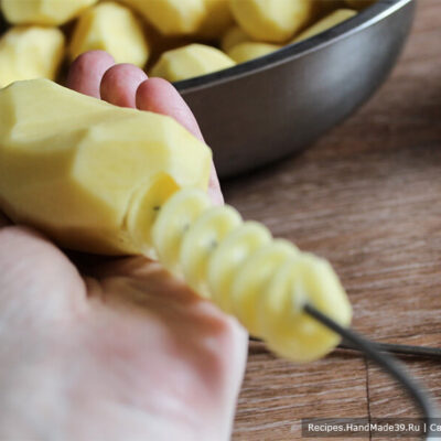 Фаршированный картофель в рукаве – фото шаг 7. У меня специальный нож спиралькой вырезает
