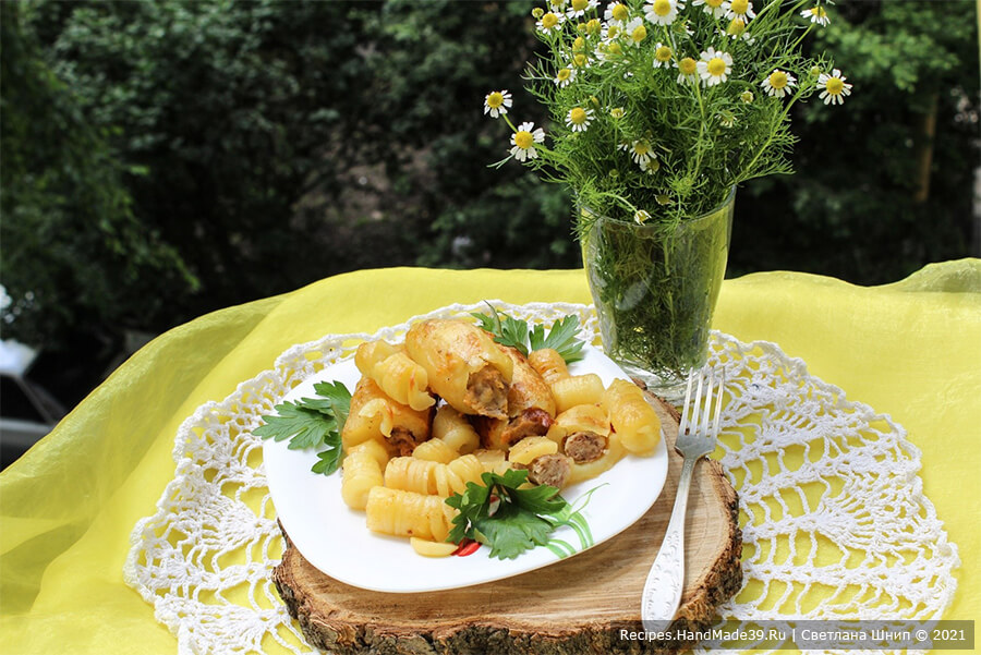 Фаршированный картофель в рукаве – фото шаг 15. Подавать картофель со сметаной, томатным соусом и овощным салатом. Приятного аппетита!