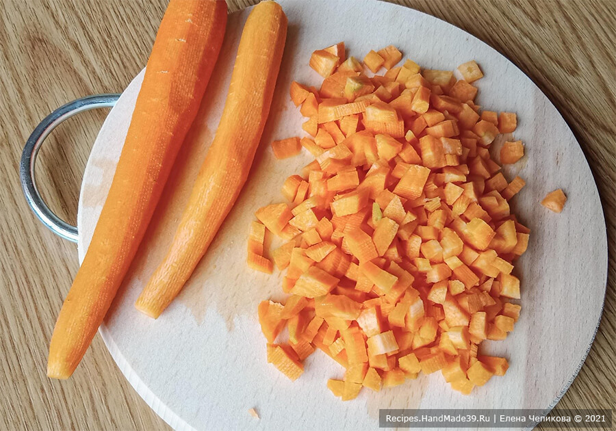 Суп-пюре из моркови – фото шаг 2. Морковь вымыть, очистить, мелко нарезать