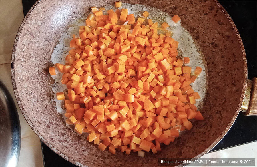 Суп-пюре из моркови – фото шаг 4. Сливочное масло растопить на сковороде, добавить морковь, спассеровать
