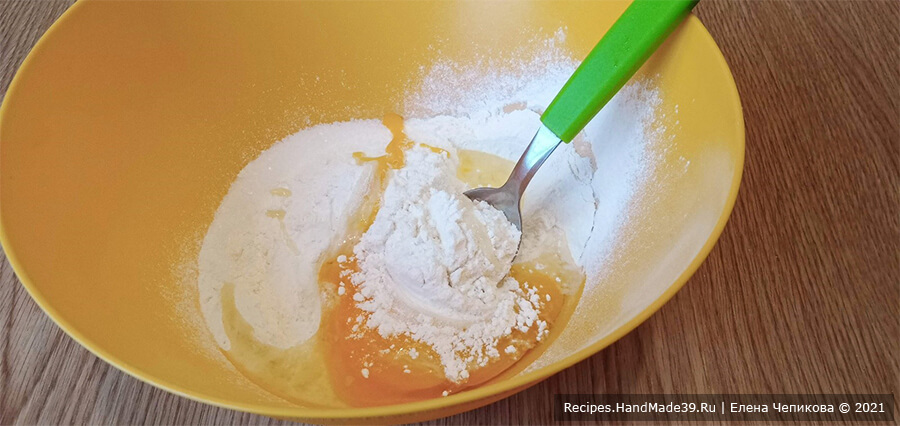 Черешневый клафути – фото шаг 2. Соединить муку, сахар, ванильный сахар. Ввести по одному яйца при помешивании
