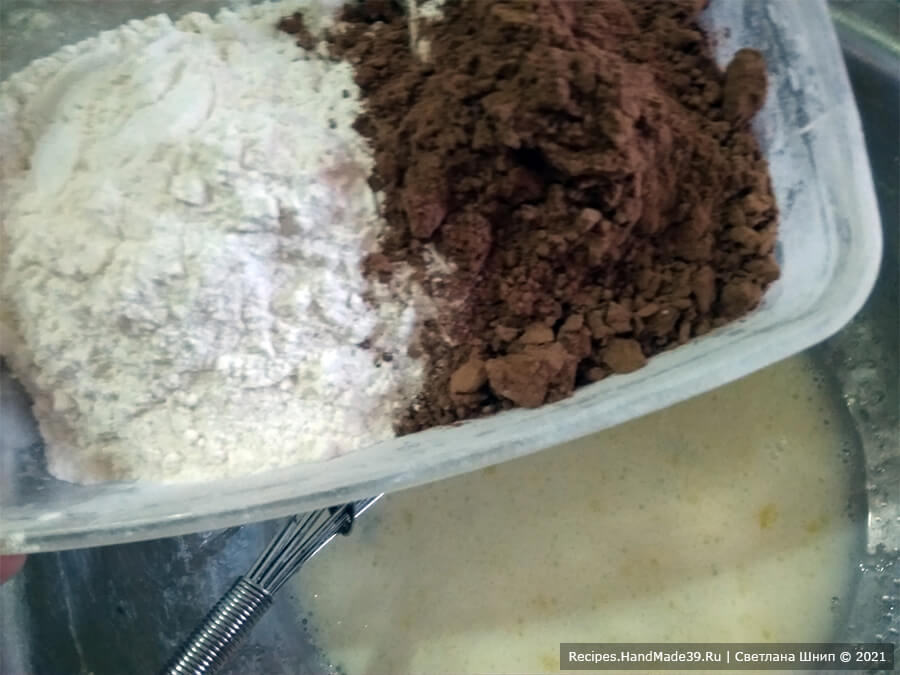 Шоколадные вареники – фото шаг 4. Приготовление шоколадного теста: какао-порошок соединить с мукой, добавить к яично-молочной смеси, хорошо размешать
