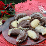 Шоколадные вареники с вишней и творогом