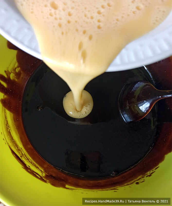 Медовик шоколадный на сковороде – фото шаг 4. Влить яичную смесь в шоколадную