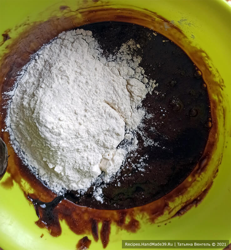Медовик шоколадный на сковороде – фото шаг 5. Постепенно всыпать муку