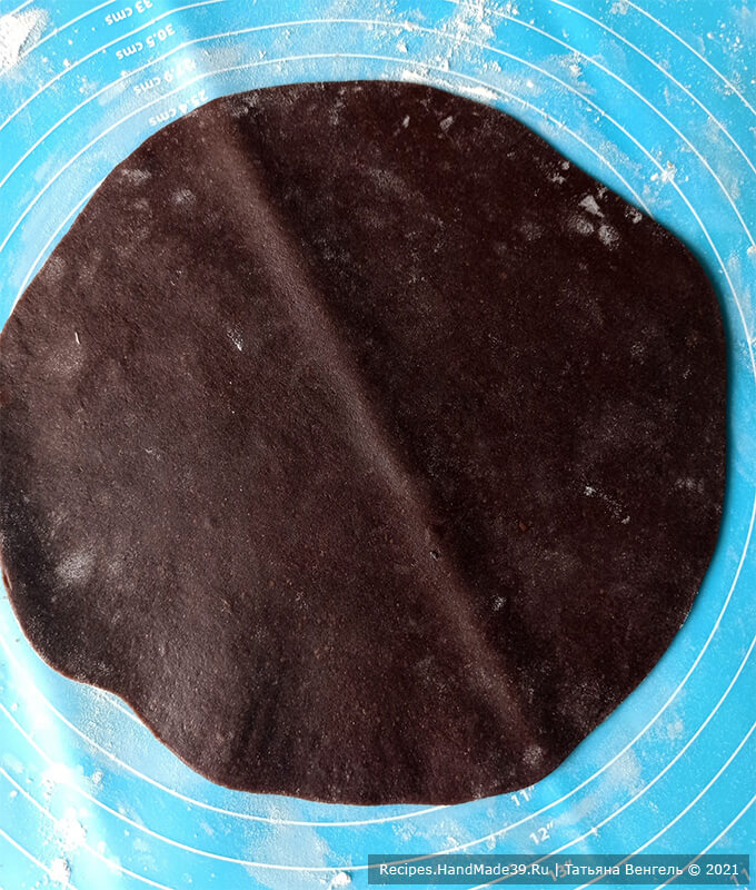 Медовик шоколадный на сковороде – фото шаг 7. Раскатать каждый корж, припыляя мукой стол, по диаметру сковороды