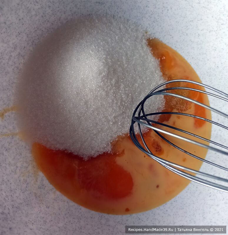 Пирог из творожного теста с ягодами – фото шаг 1. Соединить яйца с сахаром