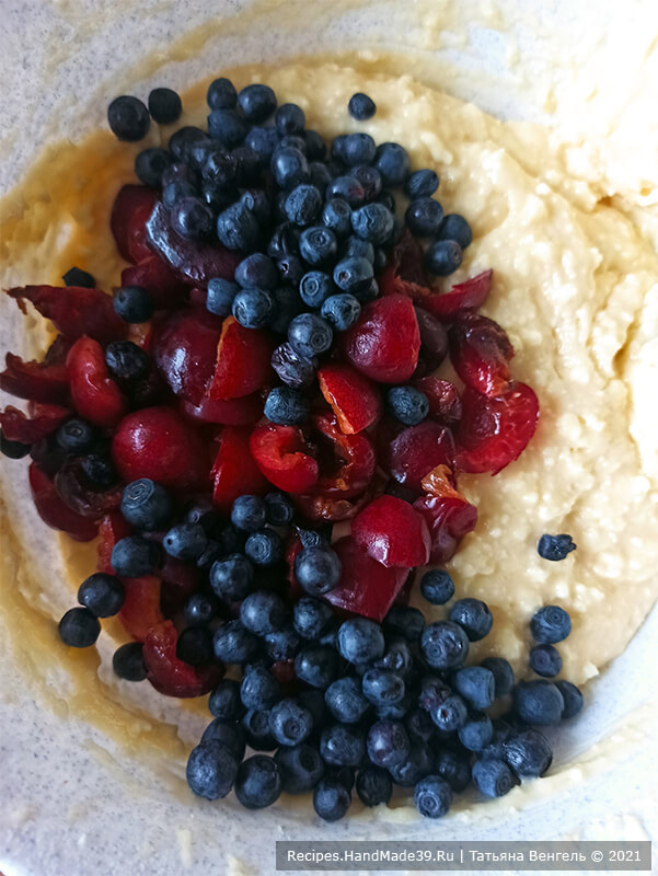 Пирог из творожного теста с ягодами – фото шаг 6. Добавить любые фрукты и ягоды (у меня черешня и черника), перемешать