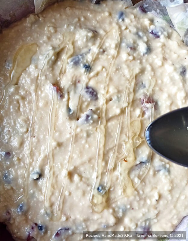Пирог из творожного теста с ягодами – фото шаг 7. Выложить тесто в форму, полить мёдом (по желанию)