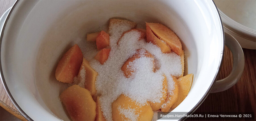 Персиковый мохито – фото шаг 2. Персики выложить в кастрюлю, добавить сахар