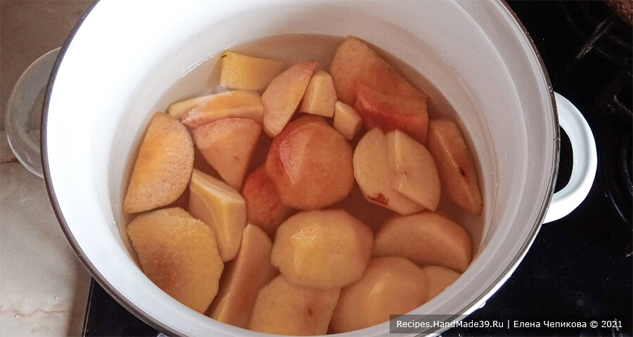 Персиковый мохито – фото шаг 3. Влить 2,5 стакана воды. Размешать, довести до кипения, варить 5 минут