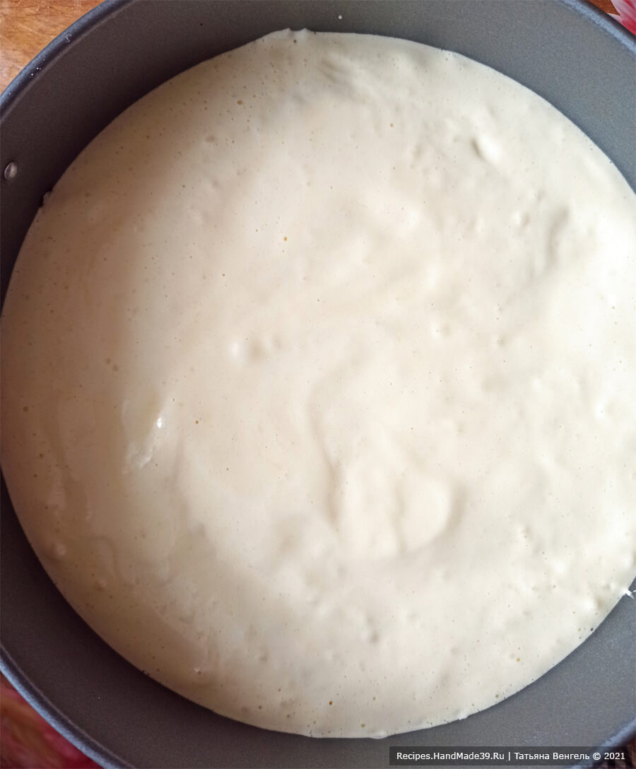 Торт «А-ля тирамису» – фото шаг 5. Форму для выпечки застелить пергаментом, вылить массу